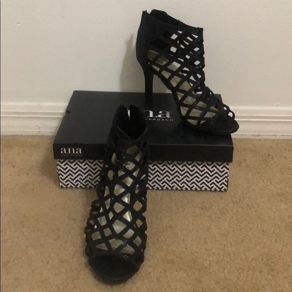 NWT** 9W Black glitter strapped heels